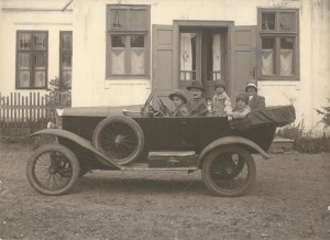Petre A. Botianu si familia sa in 1928 fotografie din   colectia dr.  Alexandru Botianu