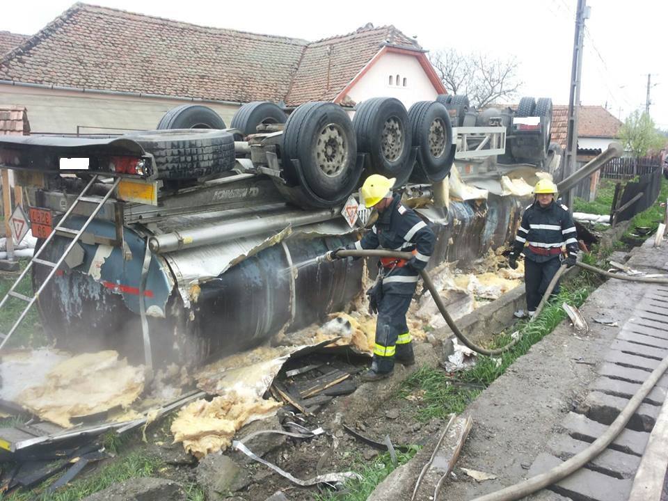 Cisternă cu bitum răsturnată în Vânători (sursa foto Facebook ISU Mures)