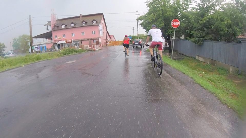 Spre final, pedalând prin ploaie